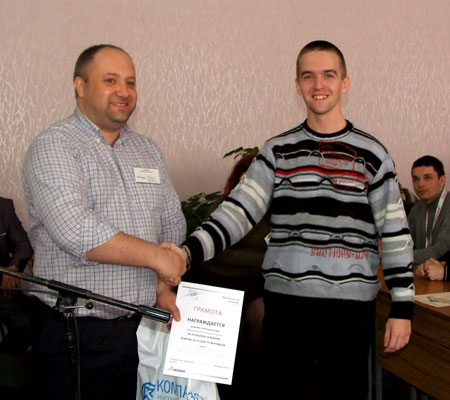 Ведущий специалист АСКОН-КР Алексей Михненко поздравляет победителя Сергея Загоруйко