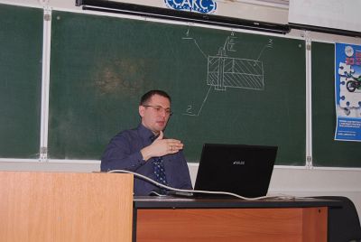 Инженер АСКОН-Енисей Алексей Воронин рассказывает участникам семинара о возможностях КОМПАС-3D V15
