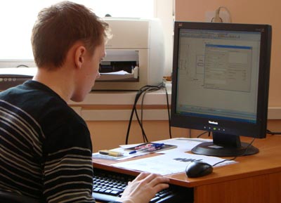 Будущий победитель Максим Удинцев трудится над олимпиадным заданием в системе КОМПАС-3D