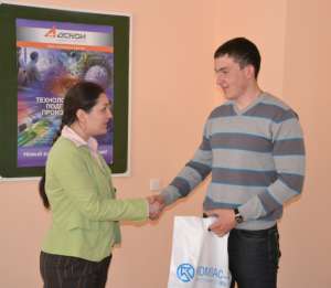 Лилия Панина (АСКОН-Юг) награждает Дамиля Полякова