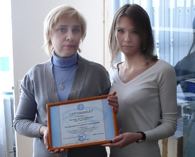 Помощник коммерческого директора РЦ АСКОН-Волга Мария Исаева вручает сертификат АУЦ АСКОН