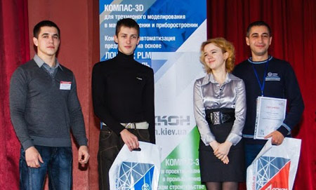 Богдан Кулик (второй слева) и руководитель Вячеслав Головня (справа)