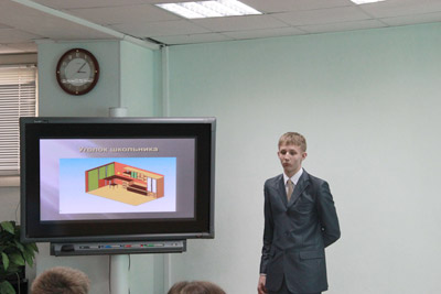 Дмитрий Лебедев (лицей №113) защищает свой проект «Уголок школьника»