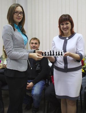 Алина Бардина вручает шахматы Ольге Шевчук
