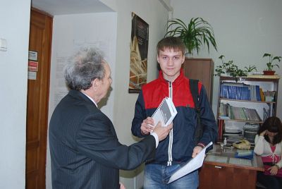 Геннадий Ефремов поздравляет победителей