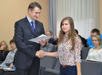 Александр Петров (АСКОН) поздравляет Арину Бахову с успешным выступлением на конкурсе молодых специалистов