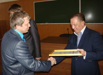 Мэр Нижнекамска поздравляет руководителя конкурсной работы Александра Николаевича Сарсадских